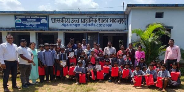 छग. टीचर्स एसोसिएशन बस्तर ने बाढ़ प्रभाविताें काे पाठ्य एवं राहत सामग्री का किया वितरण