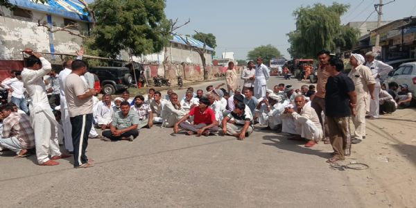 खाद संकट पर फूटा किसानों का गुस्सा, फतेहाबाद रोड पर चक्का जाम