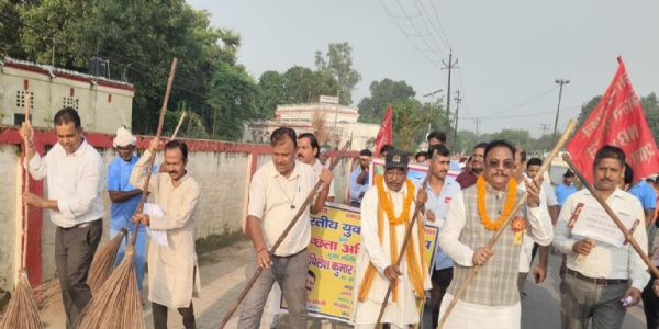 राज्यसभा सांसद मिथिलेश कठेरिया ने श्रमदान करके दिया स्वच्छता का संदेश