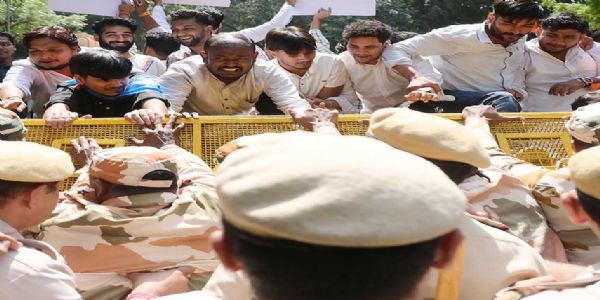 जंतर-मंतर पर प्रदर्शन के दौरान सीआईएसएफ जवान पर हमले के बाद दिल्ली पुलिस ने शुरू की कार्रवाई
