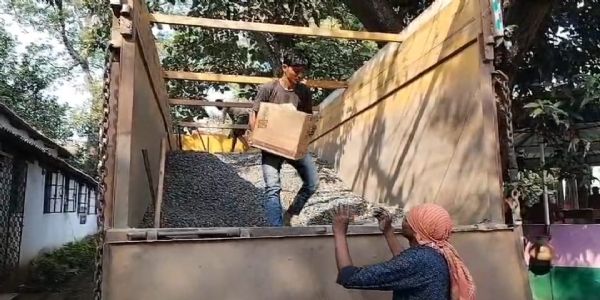 स्टोन चिप्स लदे ट्रक से भारी मात्रा में बिहार ले जा रहे विदेशी शराब जब्त