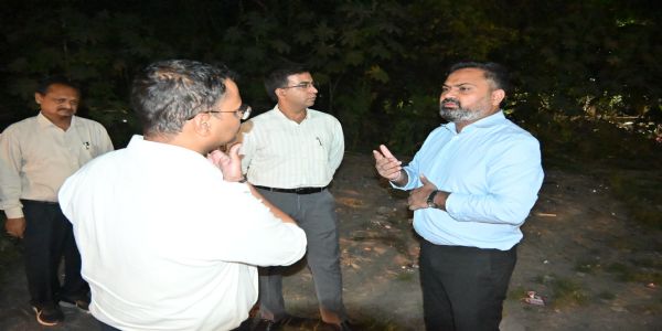 दीपावली से पहले सफाई और मार्ग मरम्मत कार्यों में लापरवाही न हो : जिलाधिकारी