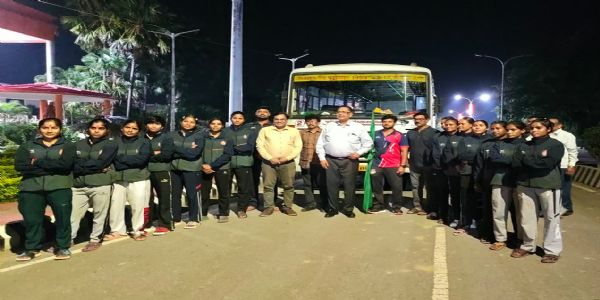 महिला कबड्डी टीम पूर्वी क्षेत्र अंतर विश्वविद्यालय प्रतियोगिता के लिए रवाना