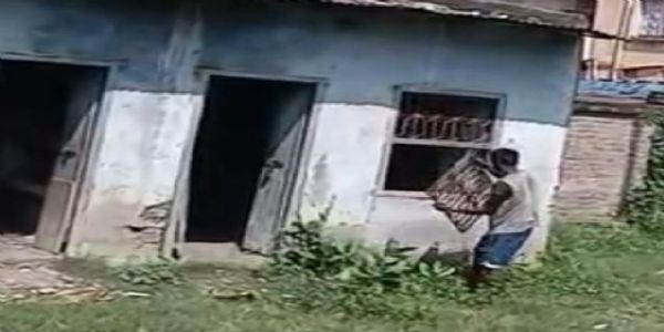 सूखे नशे की लत: भागलपुर में दिनदहाड़े ग्रिल उखाड़ ले गया चोर