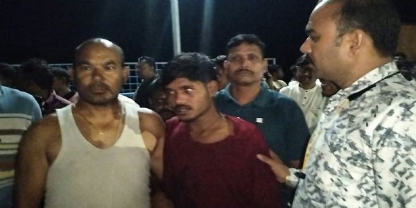 बलरामपुर के कन्हर नदी में गिरा युवक, पुलिस और ग्रामीणों ने बचाया