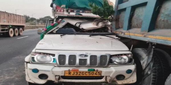 साले की शादी में जा रहे परिवार की पिकअप डंपर में घुसी, दो की मौत