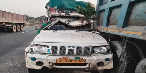 (अपडेट) बहरोड़ में डंपर से टकराई पिकअप, दो युवकों की मौत; दो घायल
