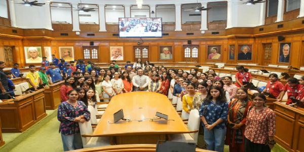 महिलाओं को लोकतंत्र में सक्रिय भागीदारी के लिए आगे आना चाहिए : विजेंद्र गुप्ता