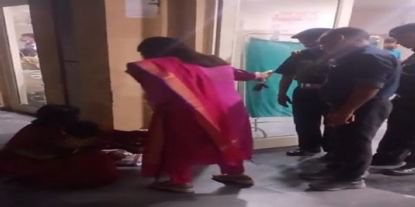 देवरिया : अस्पताल की दूसरी मंजिल से गिरकर वृद्ध की मौत, जिलाधिकारी ने गठित की जांच कमेटी