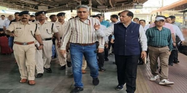 दक्षिण पूर्व रेलवे के उप महाप्रबंधक ने टाटानगर स्टेशन का किया निरीक्षण