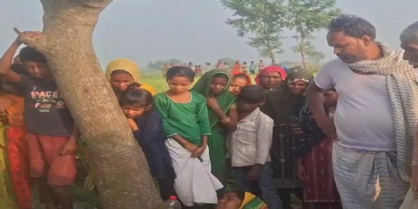 पेड़ से लटका मिला युवक का शव, गले पर रस्सी और चोट के निशान से हत्या की आशंका
