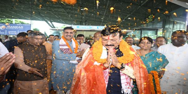 भाजपा के झारखंड प्रभारी गजेंद्र सिंह पटेल समेत पार्टी के तीन नेताओं का रांची एयरपोर्ट पर स्वागत