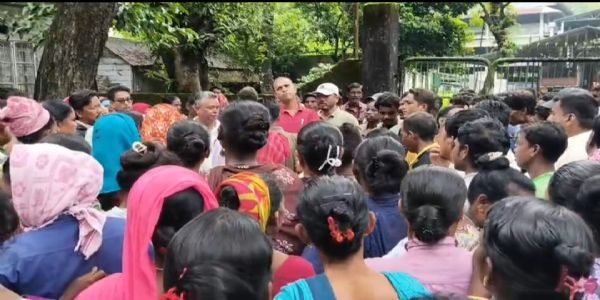 बोनस की मांग को लेकर चाय श्रमिकों का प्रदर्शन