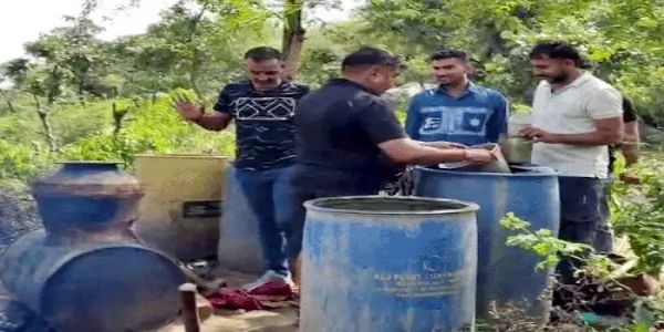 फरीदाबाद : अवैध शराब की भट्ठी पकड़ी, 800 लीटर शराब की नष्ट
