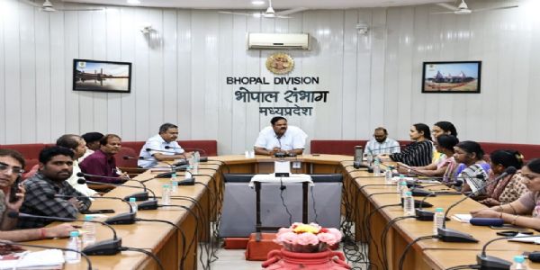 जन समस्याओं का त्वरित निराकरण करें अधिकारी : संभागायुक्त शर्मा