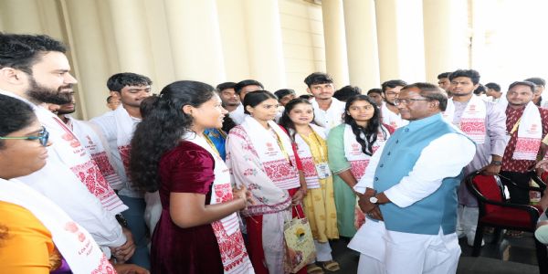 युवा संगम के छात्रों से राज्यपाल ने किया संवाद, राष्ट्र सेवा के लिए साहस और समर्पण का आह्वान