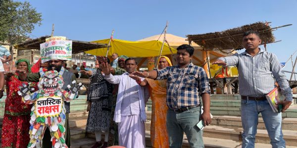 प्रयागराज : दशाश्वमेध घाट पर चला विशेष सफाई अभियान, नुक्कड़ नाटक से दिया स्वच्छता का संदेश