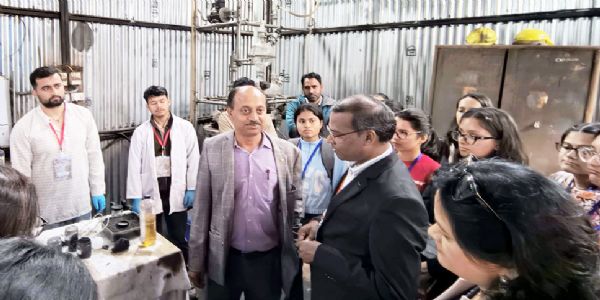 उन्नत पदार्थ विज्ञान पर राष्ट्रीय संगोष्ठी के तीसरे दिन देश भर से आये प्रतिभागियों को दिया गया व्यावहारिक प्रशिक्षण