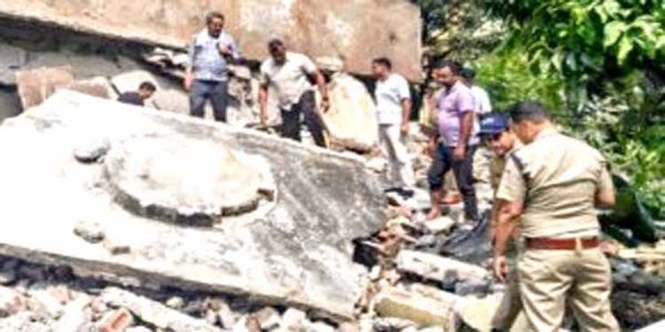 धनौरी में इमारत का हिस्सा ढहा, पीएसी जवान मलबे में दबा
