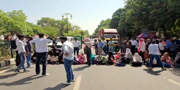 गुरुग्राम: स्टेट इंस्टीट्यूट ऑफ एडवांस स्टडीज इन टीचर एजुकेशन के छात्रों ने किया रोड जाम