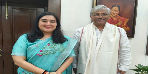 त्रिवेंद्र रावत ने बांसुरी स्वराज से की भेंट, नवीन दायित्व पर दी शुभकामनाएं