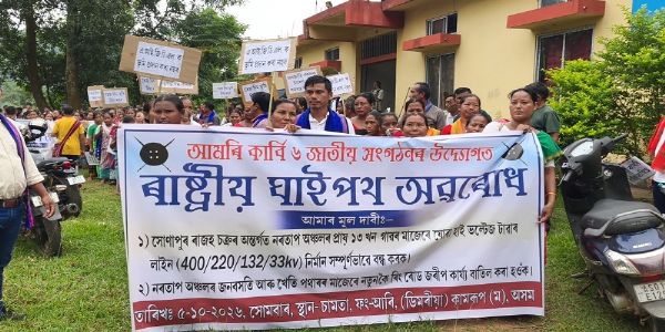 सोनापुर के डिमोरिया लालमाटी में सड़क जाम कर ग्रामीणों का प्रदर्शन