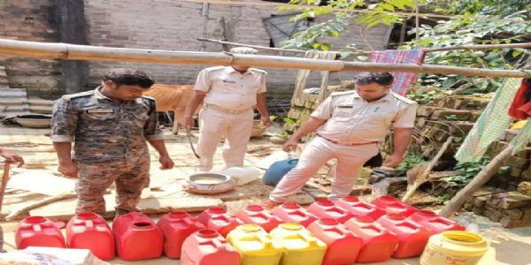 दुर्गापूजा से पहले झाड़ग्राम में अवैध देशी शराब के खिलाफ बड़ी कार्रवाई