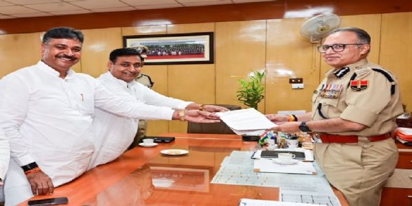निकाय चुनाव में पुलिस की भूमिका पर कांग्रेस ने डीजीपी को सौंपा ज्ञापन