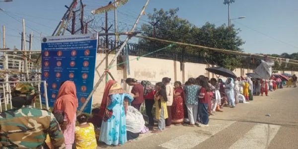भारत-वेस्टइंडीज टी-20 से पहले टिकटों के लिए उमड़ी भीड़, रात दो बजे से कतार में लगे प्रशंसक