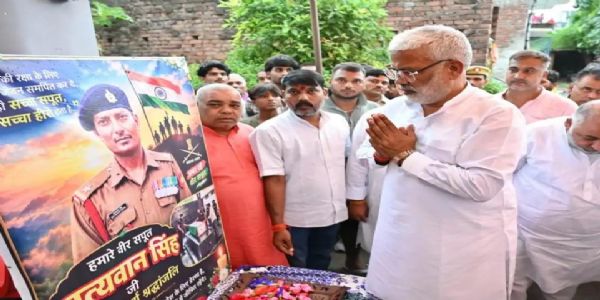 शहीद सूबेदार मेजर सत्यवान सिंह के शोकाकुल परिवार से मिले मंत्री और जनप्रतिनिधि, हर संभव मदद का भरोसा