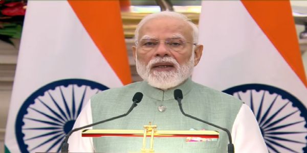 प्रधानमंत्री नरेन्द्र मोदी सोमवार को हैदराबाद हाउस में स्विट्जरलैंड के राष्ट्रपति गाइ पार्मेलिन के साथ संयुक्त संवाददाता सम्मेलन को संबोधित करते हुए प्रधानमंत्री नरेन्द्र मोदी सोमवार को हैदराबाद हाउस में स्विट्जरलैंड के राष्ट्रपति गाइ पार्मेलिन के साथ संयुक्त संवाददाता सम्मेलन को संबोधित करते हुए