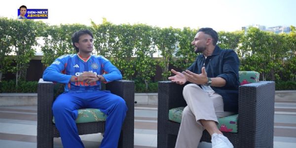 एंकर जतिन सप्रू से बात करते अभिषेक शर्मा एंकर जतिन सप्रू से बात करते अभिषेक शर्मा