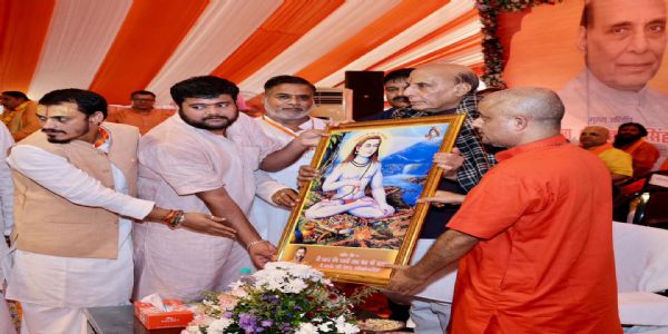 रक्षा मंत्री राजनाथ सिंह को स्मृति चिन्ह दिया गया रक्षा मंत्री राजनाथ सिंह को स्मृति चिन्ह दिया गया