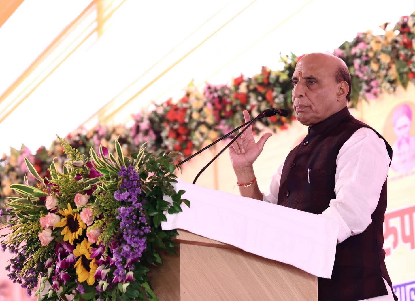 रक्षा मंत्री राजनाथ सिंह संबोधित करते हुए रक्षा मंत्री राजनाथ सिंह संबोधित करते हुए