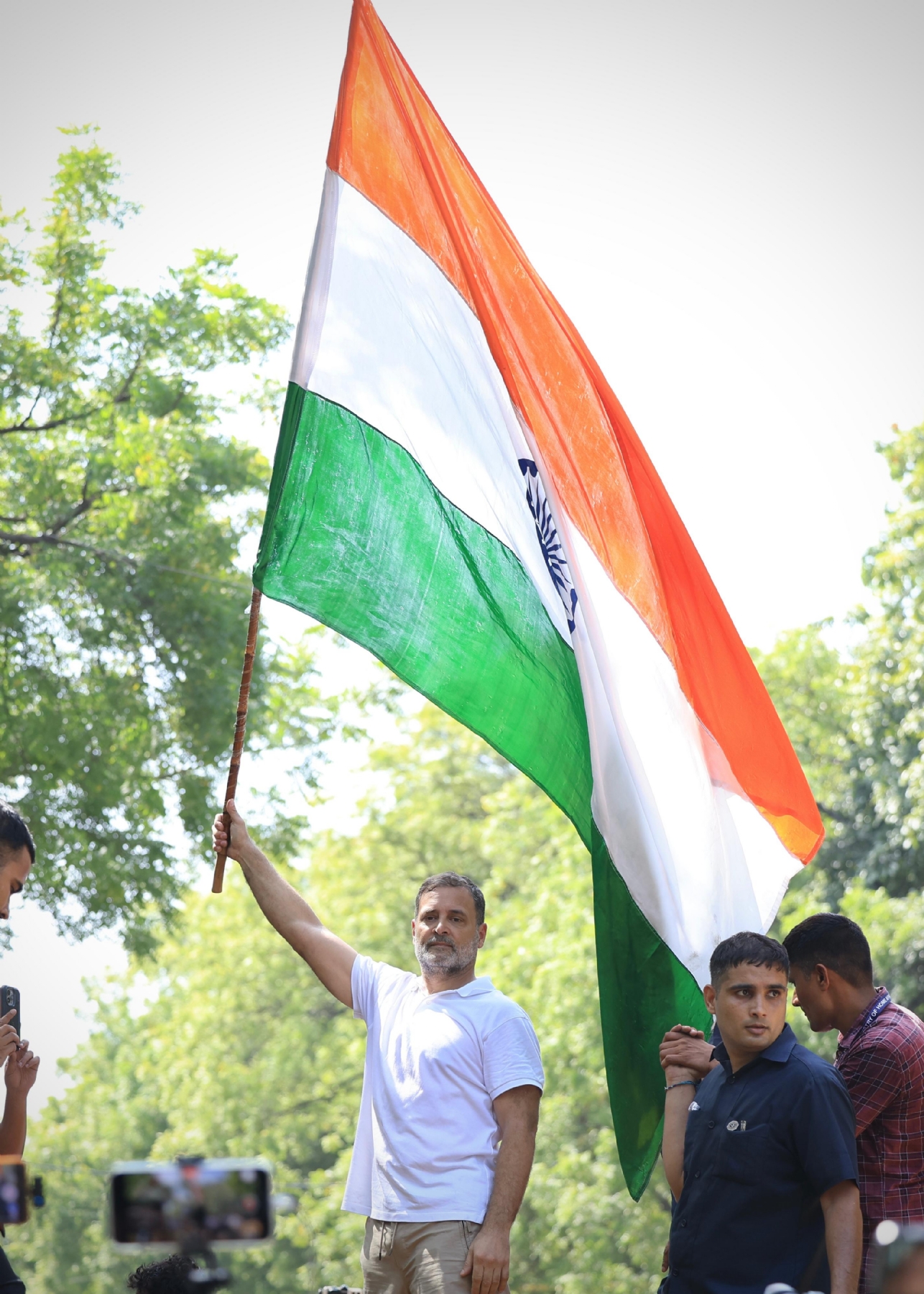 नई दिल्ली : मुख्य चुनाव आयुक्त के इस्तीफे की मांग को लेकर चुनाव आयोग की ओर मार्च करते इंडी गठबंधन के नेता और सांसद। नई दिल्ली : मुख्य चुनाव आयुक्त के इस्तीफे की मांग को लेकर चुनाव आयोग की ओर मार्च करते इंडी गठबंधन के नेता और सांसद।