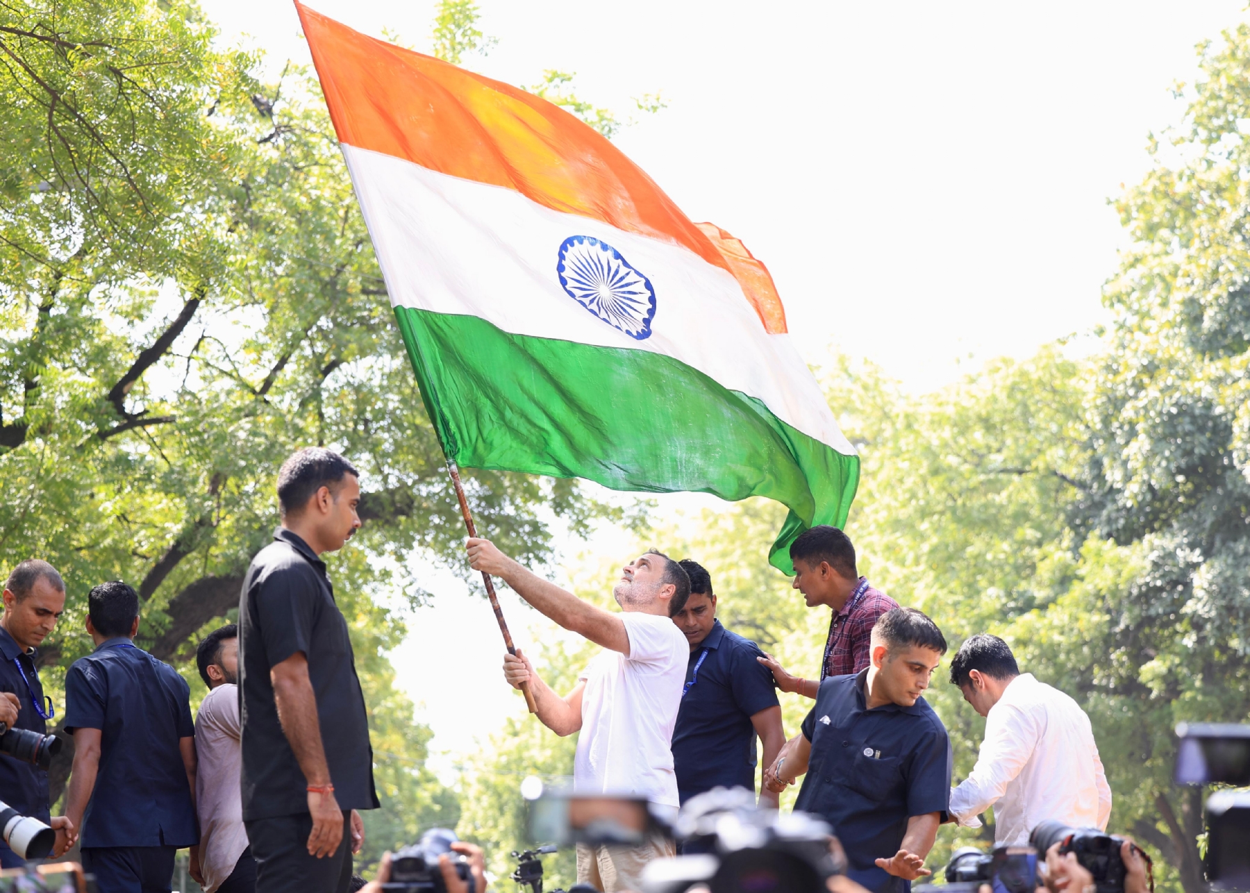 नई दिल्ली : मुख्य चुनाव आयुक्त के इस्तीफे की मांग को लेकर चुनाव आयोग की ओर मार्च करते इंडी गठबंधन के नेता और सांसद। नई दिल्ली : मुख्य चुनाव आयुक्त के इस्तीफे की मांग को लेकर चुनाव आयोग की ओर मार्च करते इंडी गठबंधन के नेता और सांसद।