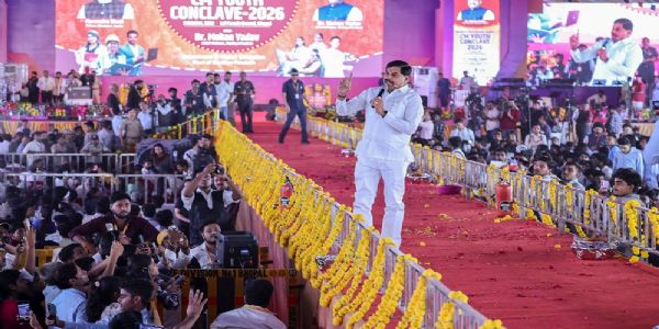सीएम यूथ कॉनक्लेव-2026 में पुष्पवर्षा कर युवाओं का स्वागत करते हुए मुख्यमंत्री सीएम यूथ कॉनक्लेव-2026 में पुष्पवर्षा कर युवाओं का स्वागत करते हुए मुख्यमंत्री