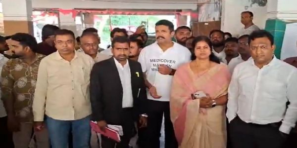 बीआरएस प्रवक्ता को कोर्ट में पेश करती पुलिस