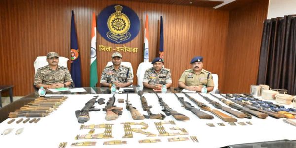 छत्तीसगढ़ के दंतेवाड़ा में बड़े नक्सली डंप से एके-47, इंसास रायफल सहित विस्फाेटक बरामद छत्तीसगढ़ के दंतेवाड़ा में बड़े नक्सली डंप से एके-47, इंसास रायफल सहित विस्फाेटक बरामद
