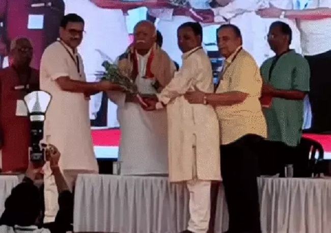कारंजा में स्मृति भवन और बालासाहेब देवरस नेत्रालय के लोकार्पण समारोह में सरसंघचालक का स्वागत करते हुए कारंजा में स्मृति भवन और बालासाहेब देवरस नेत्रालय के लोकार्पण समारोह में सरसंघचालक का स्वागत करते हुए