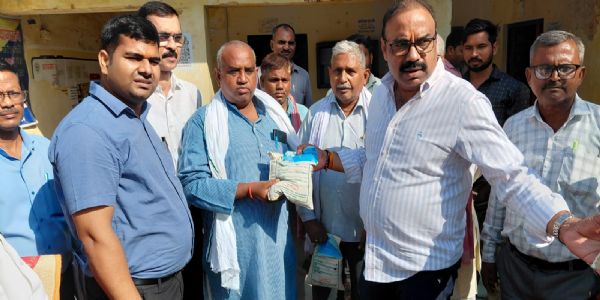 कम प्रगति वाले इंडिकेटरों में तेजी लाएं, किसानों को रबी फसलों के लिए करें जागरूक : देवेंद्र पांडेय