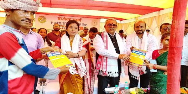 आदिम जनजातियों के घर पहुंची योजना, आयुक्त ने किया 