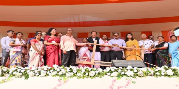 मेगा हैंडलूम क्लस्टर के तहत बुनकरों को उन्नत हथकरघा वितरित