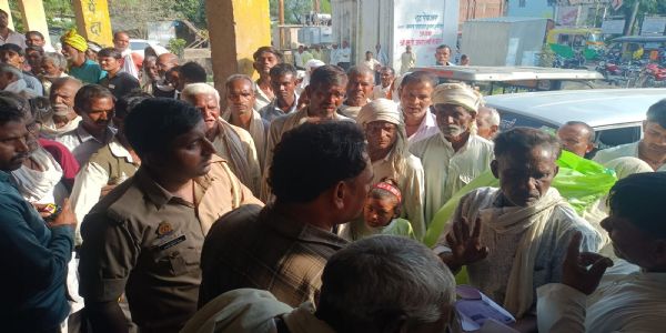 हमीरपुर : डीएपी खाद्य के लिए पीसीएफ केन्द्र में पुलिस के सामने किसानों का हंगामा