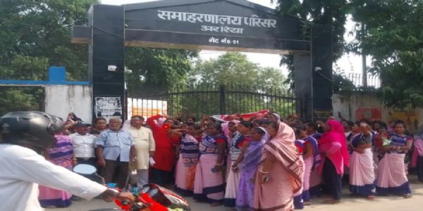 आशाकर्मियों ने अपनी मांगों को लेकर समाहरणालय में किया प्रदर्शन
