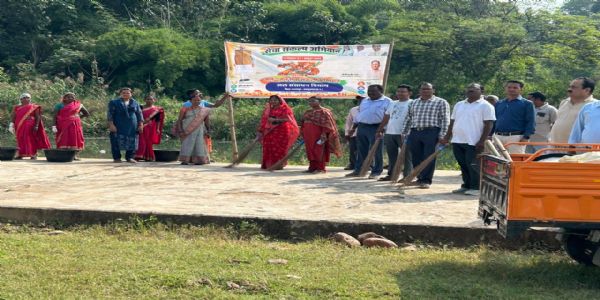 महान नदी तट और छठ घाट में चला स्वच्छता अभियान, प्लास्टिक मुक्त रखने का लिया संकल्प