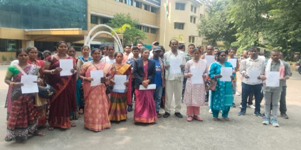 एकलव्य विद्यालय में शिक्षकों की कमी को लेकर दुखनी सोरेन ने डीसी को सौंपा ज्ञापन