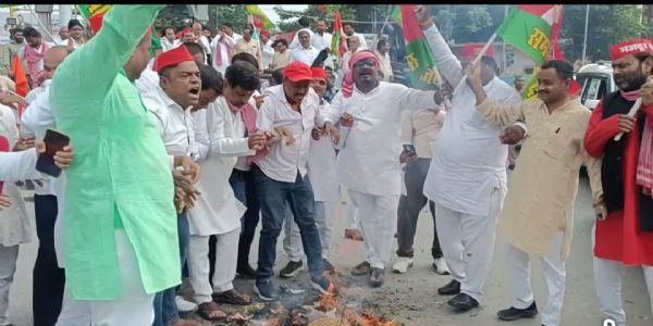दिल्ली में अखिलेश यादव काे हिरासत में लिये जाने के विरोध में गोरखपुर में सपाइयों का धरना-प्रदर्शन