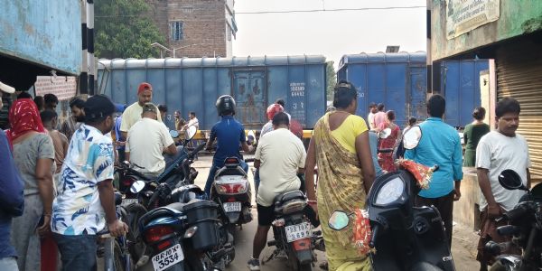 भीखनपुर 12 नंबर गुमटी पर रोजाना 