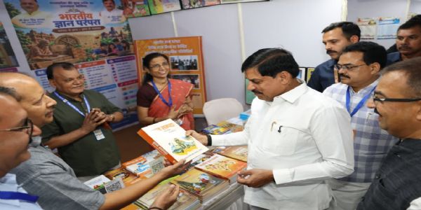 हिंदी साहित्य के प्रति मुख्यमंत्री का अनुराग, पुस्तक प्रदर्शनी में ‘भारतीय ज्ञान परंपरा’ और ‘ज्ञान संपदा’ देखी